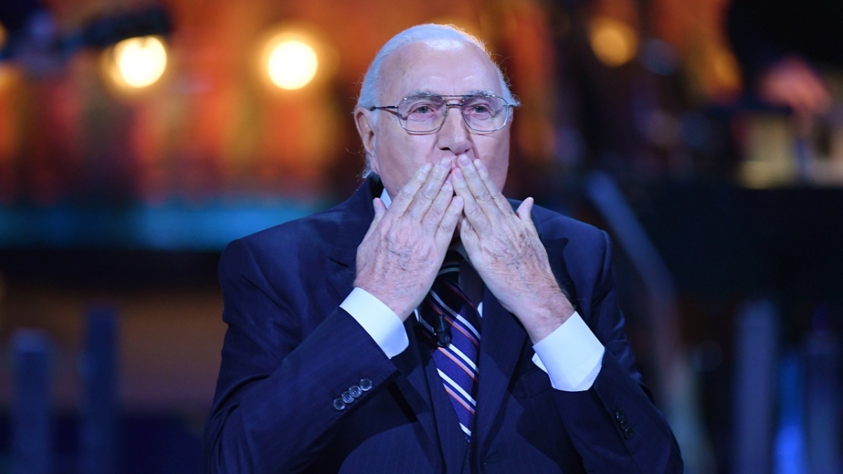 Eredità di Pippo Baudo, il mistero della mancata accettazione da parte degli eredi a tre mesi dall'apertura del testamento: «Sono 10 milioni, si pensa sia troppo poco»