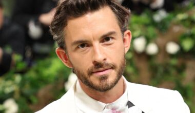 L'attore inglese Jonathan Bailey è l'uomo più sexy al mondo per «People»: è la prima volta che lo vince un gay dichiarato