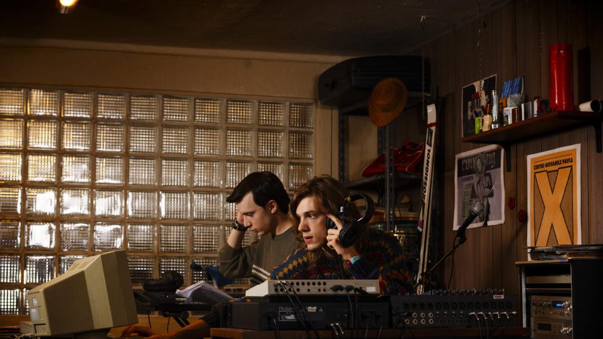 «Hanno ucciso l'uomo ragno» stasera in tv: perché gli 883 si chiamano così, il personaggio inventato, 6 segreti