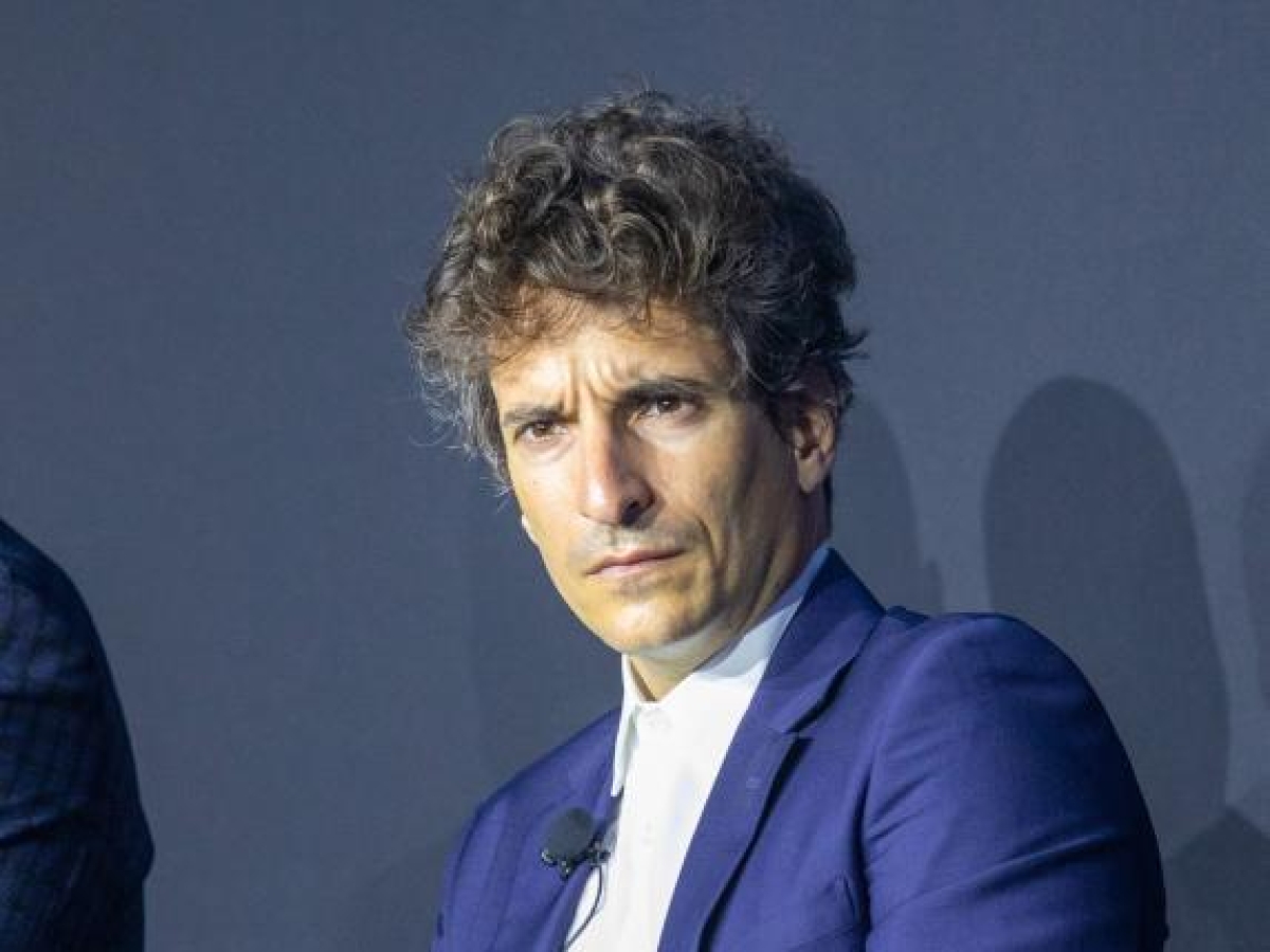 Versace, al comando arriva Lorenzo Bertelli. Chi è l’erede di Prada: «Le idee sul futuro sono chiare»