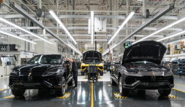 Auto, mercato debole a ottobre: vendite giù dello 0,6%, ma crescono le ibride (e le elettriche)