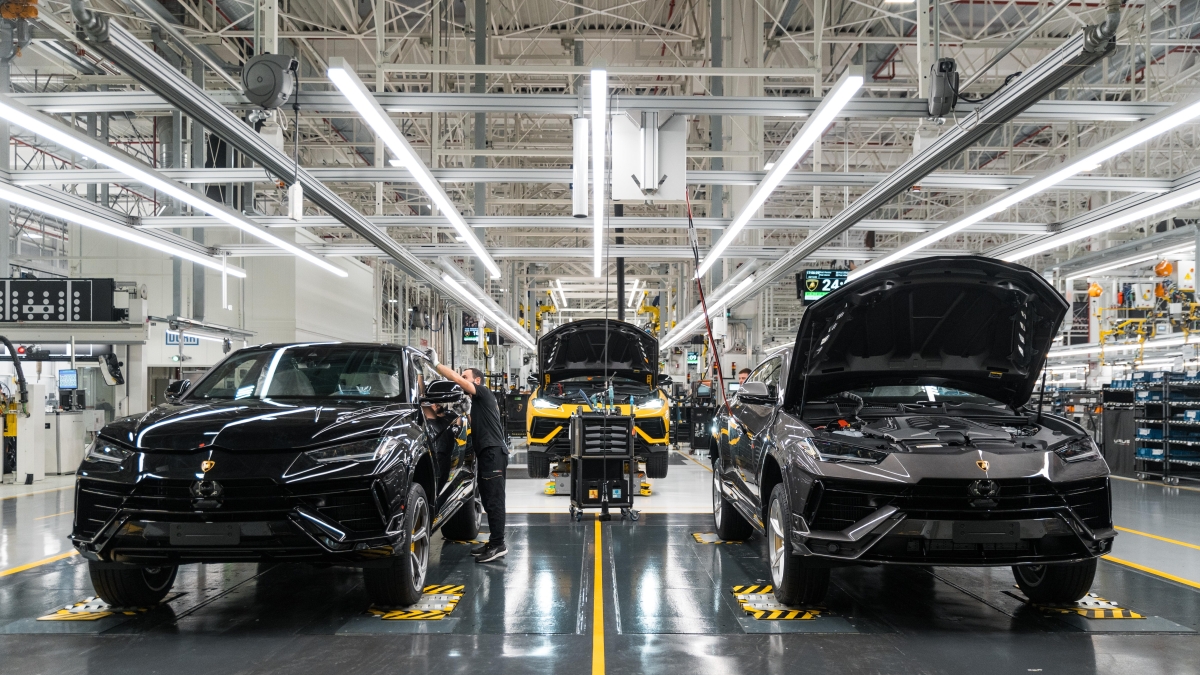 Auto, mercato debole a ottobre: vendite giù dello 0,6%, ma crescono le ibride (e le elettriche)