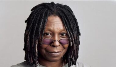 Whoopi Goldberg compie 70 anni: le origini del nome d'arte, si è sposata tre volte, 7 segreti