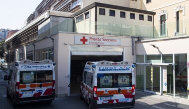 Milano, il marito della donna accoltellata in piazza Gae Aulenti: «Come un film, ero con lei fino a due minuti prima. L’ho raggiunta e ha detto: è un pazzo»