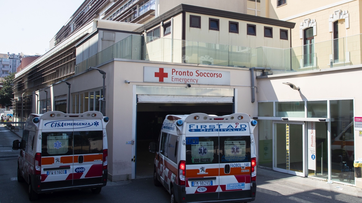 Milano, il marito della donna accoltellata in piazza Gae Aulenti: «Come un film, ero con lei fino a due minuti prima. L’ho raggiunta e ha detto: è un pazzo»