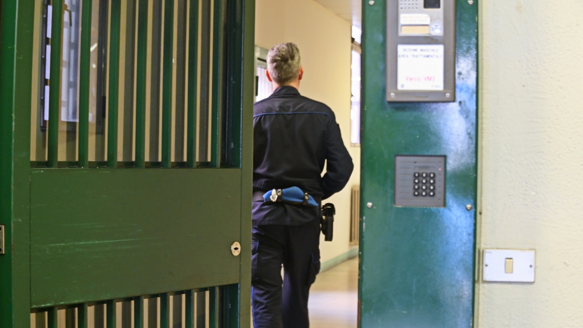 Bergamo, molestata sul bus, pedinata e trascinata in un portone: la salvano una passante e il fidanzato. L'arrestato già processato due ore prima