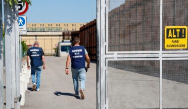 Prato, aggredisce moglie e figlio con una mannaia davanti alla figlia minorenne: la donna perde una mano e altre due dita