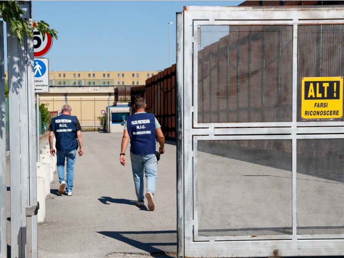 Prato, aggredisce moglie e figlio con una mannaia davanti alla figlia minorenne: la donna perde una mano e altre due dita