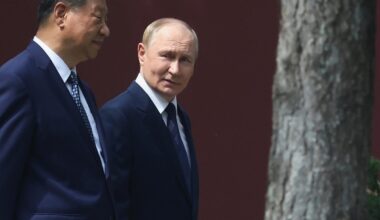 Oriente Occidente di Rampini | Putin e la «strategia dell'anaconda»: per «strangolare» l'Europa copia le mosse della Cina contro Taiwan