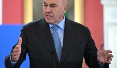 Crosetto: «I cori fascisti a Parma? Quelle persone vanno prese a calci e mandate via»