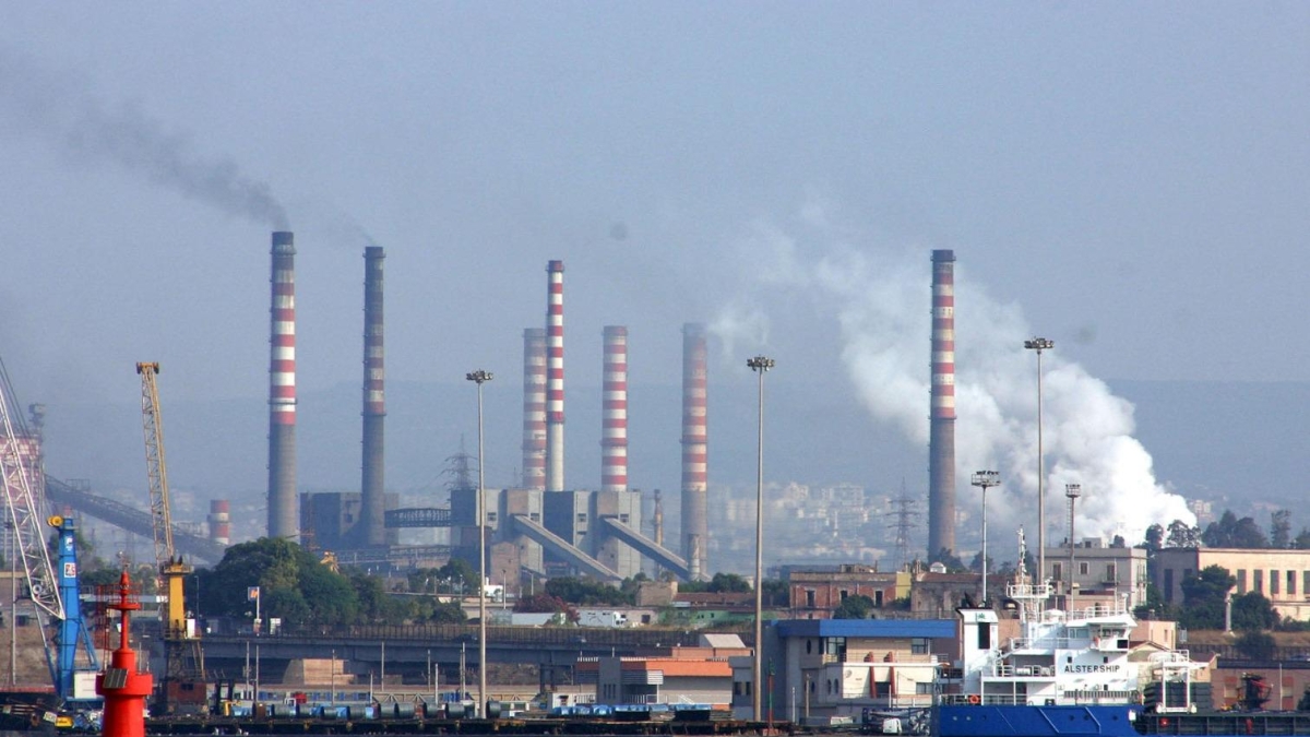 Ex Ilva, fino a 6 mila in cassa integrazione (e una nuova trattativa). I sindacati rifiutano il piano, scontro con il governo