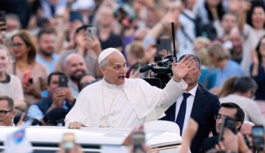 Papa Leone XIV a sorpresa in piazza San Pietro per il Giubileo dei poveri