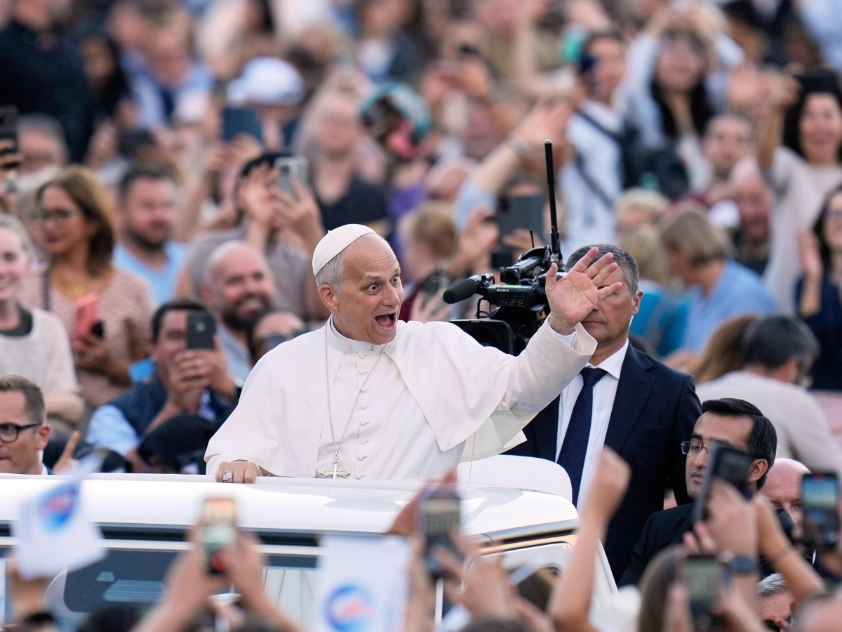Papa Leone XIV a sorpresa in piazza San Pietro per il Giubileo dei poveri