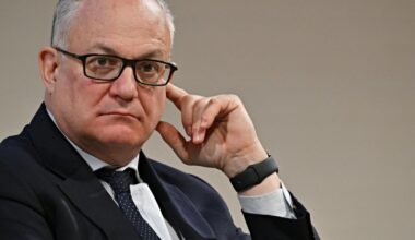 Roma, il sindaco Roberto Gualtieri minacciato sui social: «Mi hai buttato giù casa, ora tocca a te». Blitz nella notte alle porte della Capitale