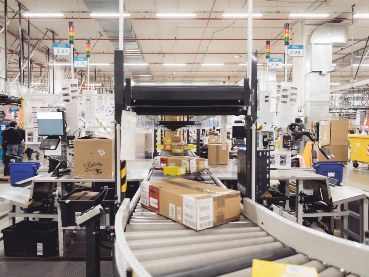 Tre robot per ogni operaio in magazzino: così la rivoluzione di Amazon macina utili e lascia indietro i lavoratori