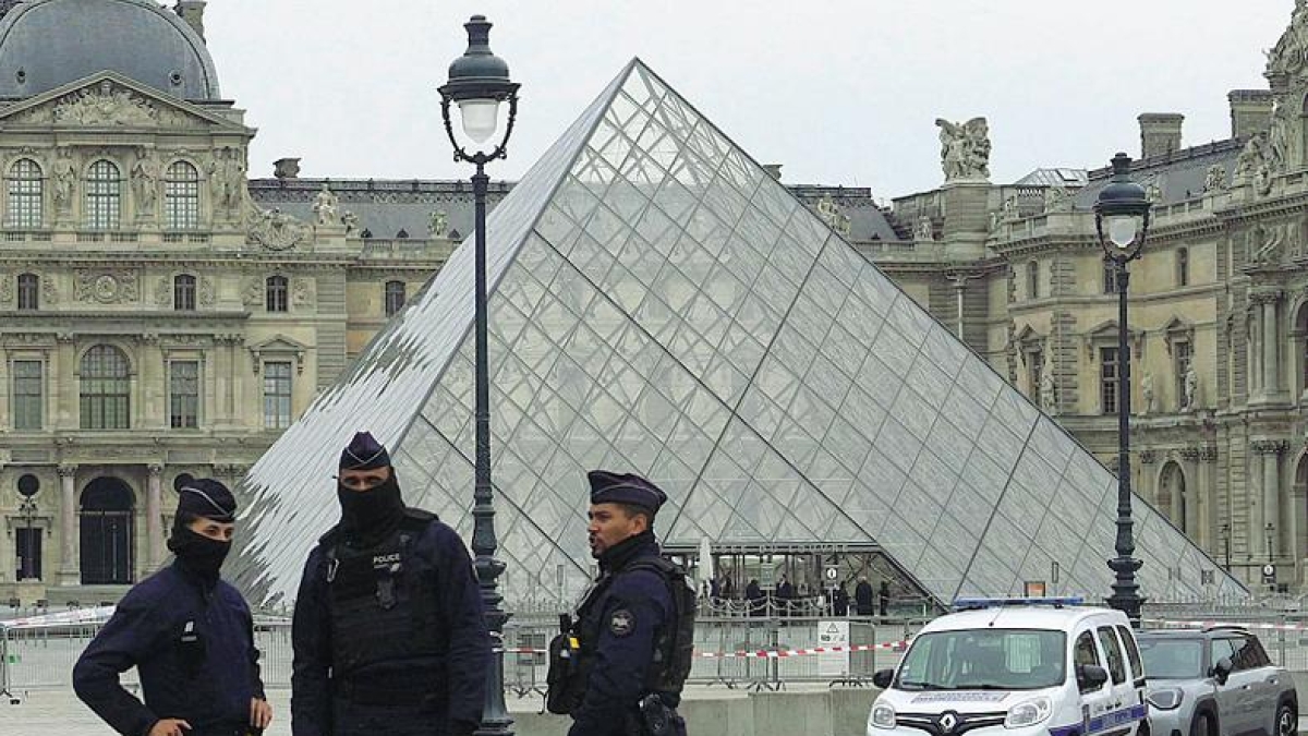 Furto al Louvre, incriminata una donna di 38 anni: «Accusata di complicità in furto aggravato, è stata interrogata»