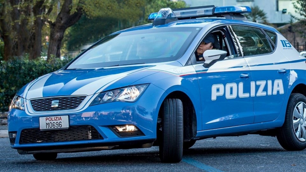 Roma, furto in casa di un architetto a Cinecittà: rubati Rolex, gioielli e francobolli. La novità dell'acido nella serratura