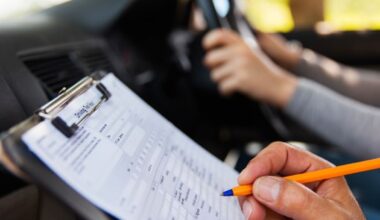 Patente di guida, salgono i costi e le ore obbligatorie per sostenere l’esame: almeno 120 euro in più per la pratica