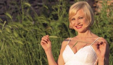 Antonella Elia compie 62 anni: gli inizi nella pubblicità, la celebre sfuriata di Mike, l'amore con Pietro Delle Piane, 7 segreti