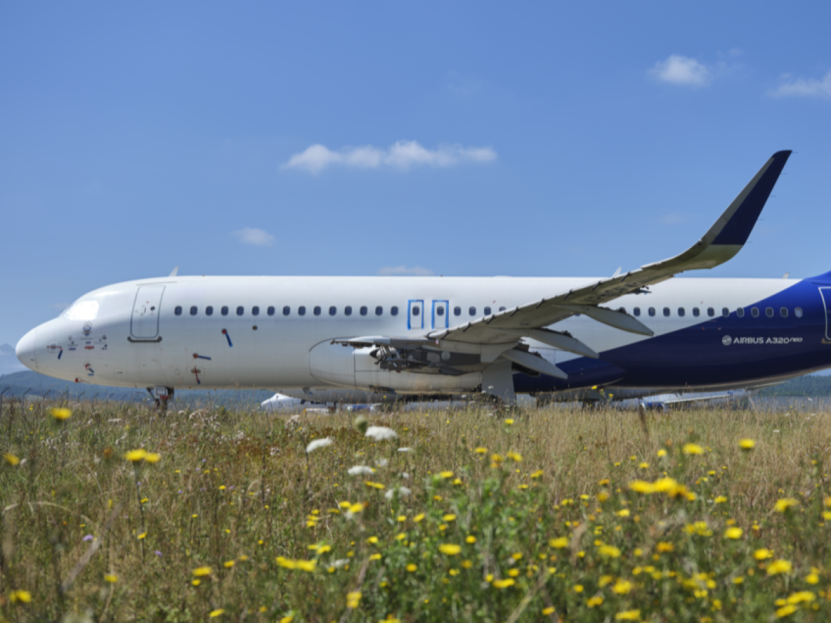 Motori fragili e aerei nuovi già smantellati, viaggio nella più grande (e lunga) crisi dell’aviazione