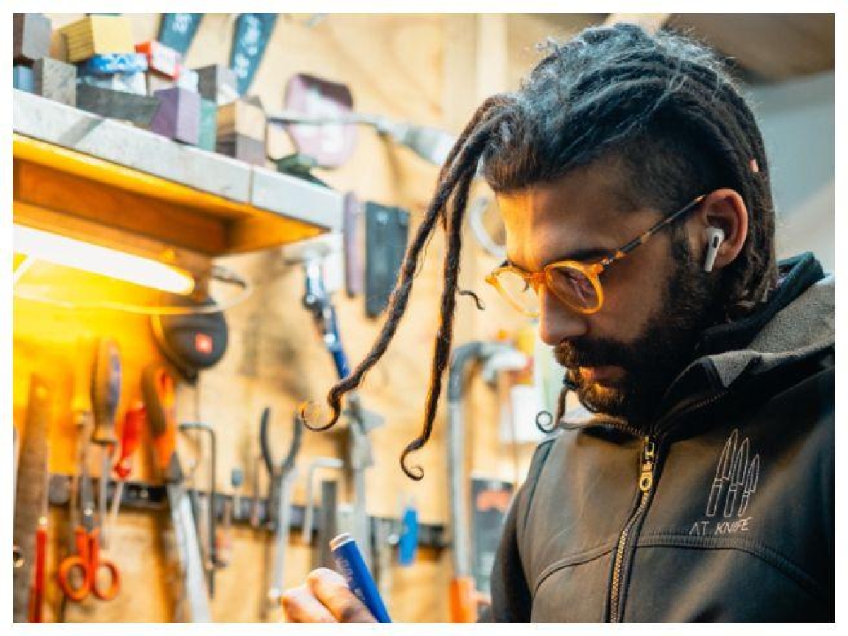 Il «mago» dei coltelli adorato da Cracco e Locatelli: «L’affilatura è la parte sacra. Se sbaglio, ricomincio da capo»