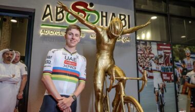 Ciclismo, Pogacar adesso è anche una statua d'oro: celebrato ad Abu Dhabi