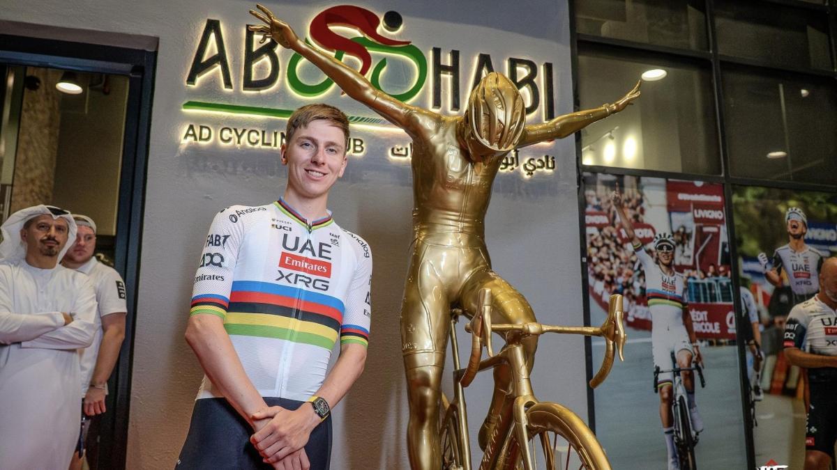 Ciclismo, Pogacar adesso è anche una statua d'oro: celebrato ad Abu Dhabi