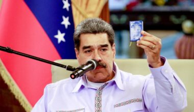 Venezuela, il dilemma di Maduro: combattere o fuggire? Aspetta armi e soldi, ma c’è la via dell’esilio