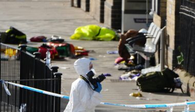Accoltellamento sul treno per Londra, la polizia: «Non è terrorismo». I 15 minuti di terrore, l'anziano eroe, le urla: cosa è successo