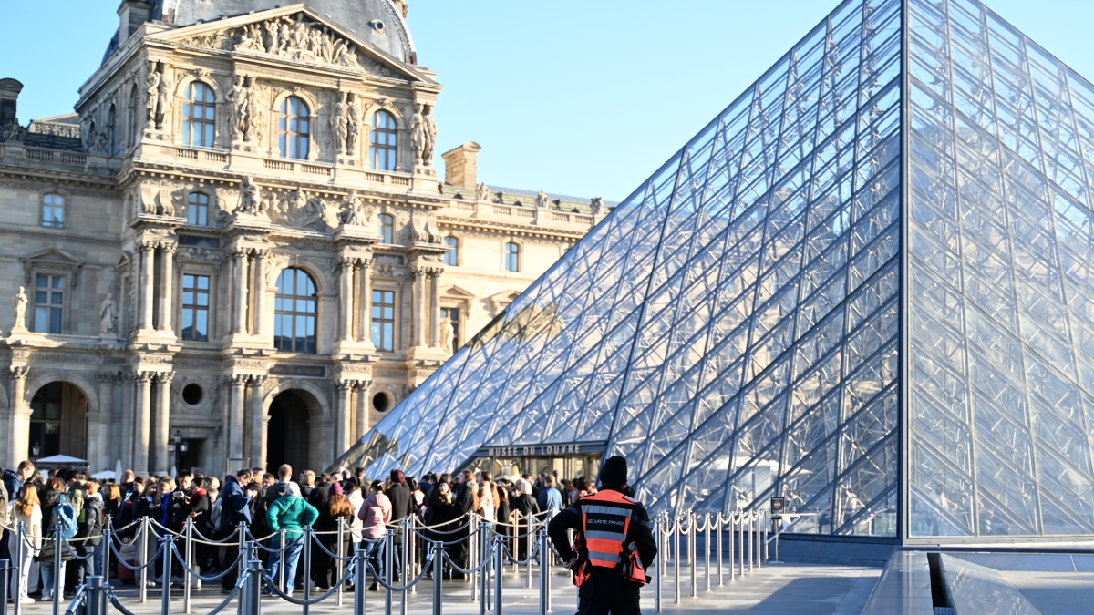 Furto al Louvre, la password (scontata) delle telecamere, i quattro arresti e il mistero sulla sorte dei gioielli. Cosa sappiamo