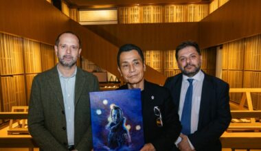 Tetsuo Hara, il padre di Kenshiro, entra in collezione agli Uffizi: è il primo mangaka nella raccolta di autoritratti delle Gallerie