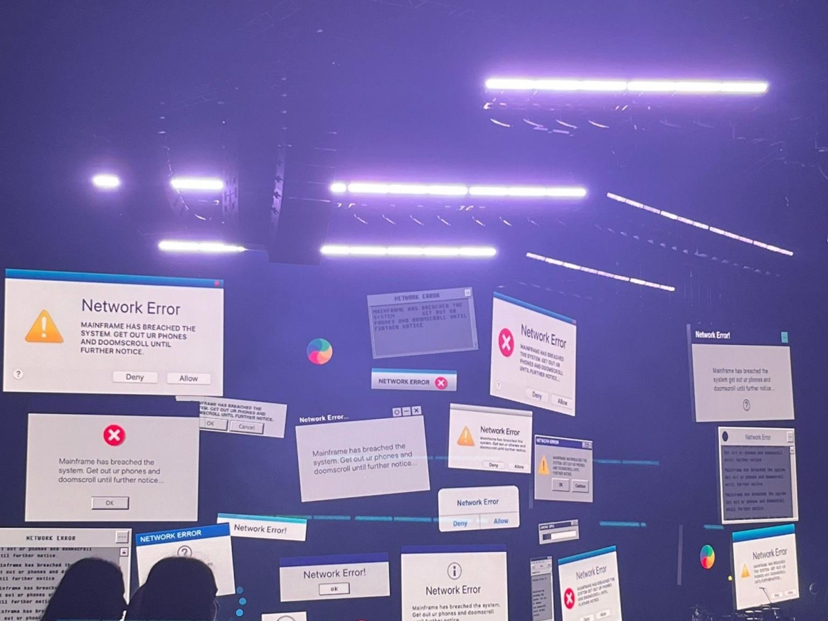 Katy Perry, problemi tecnici al concerto di Bologna. Un meccanismo si blocca e lo show non è ancora partito dopo mezzora