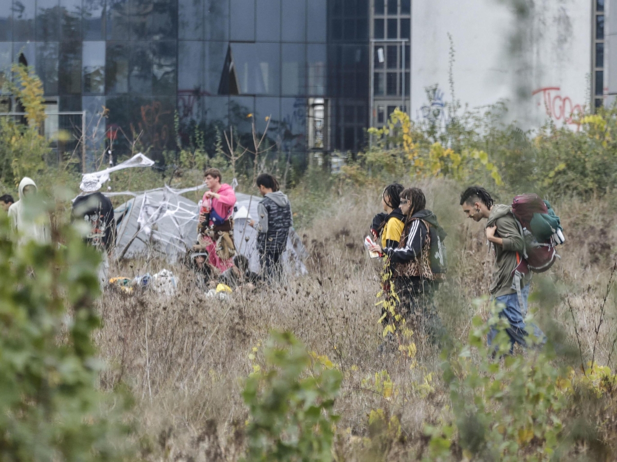 Modena, il bilancio del rave con scontri e tensioni all'ex Bugatti di Campogalliano: «11 persone arrestate e 2.805 identificate»