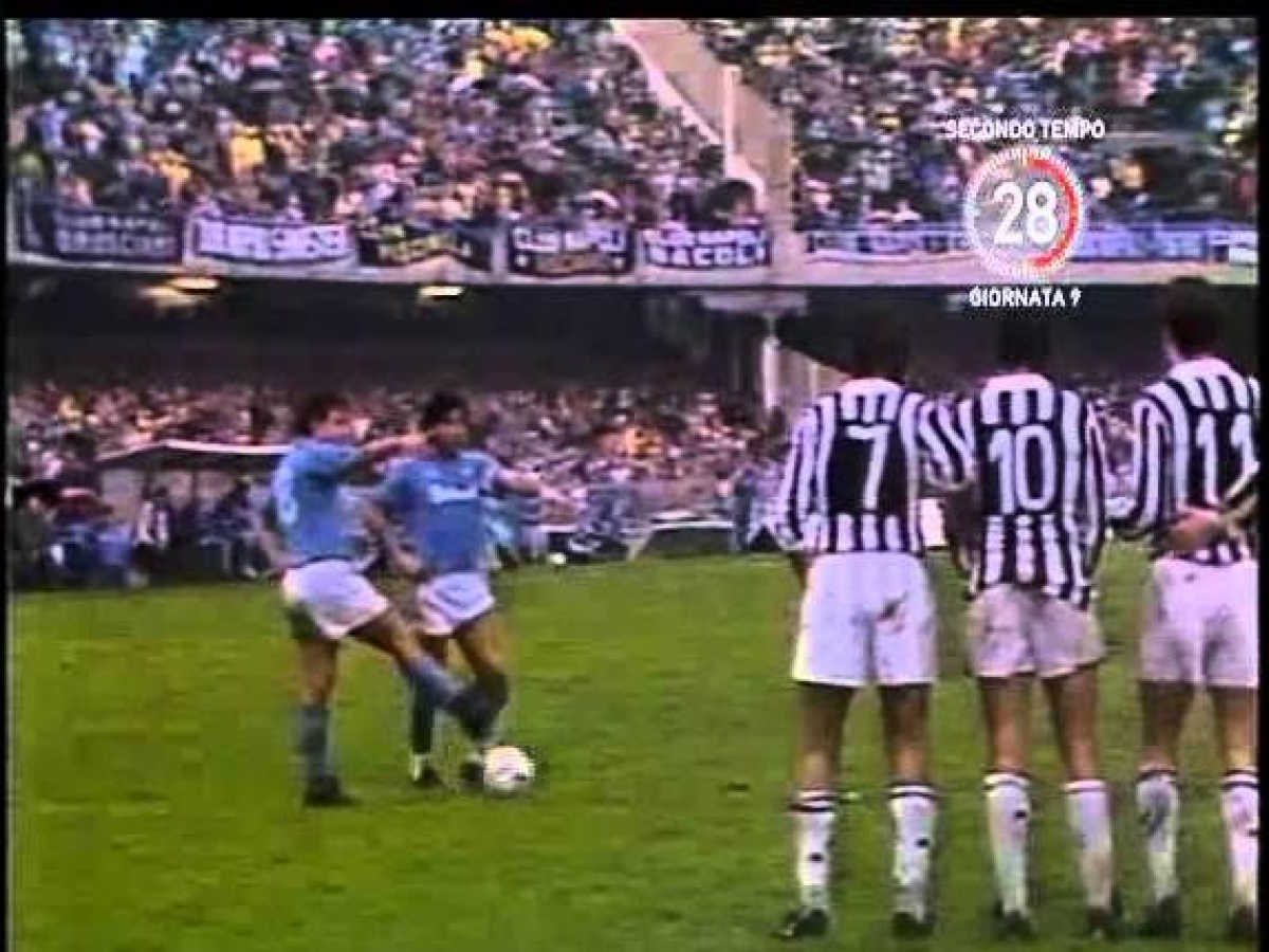 La punizione impossibile di Maradona compie 40 anni: «Ho portato il tubetto di vernice a un genio»