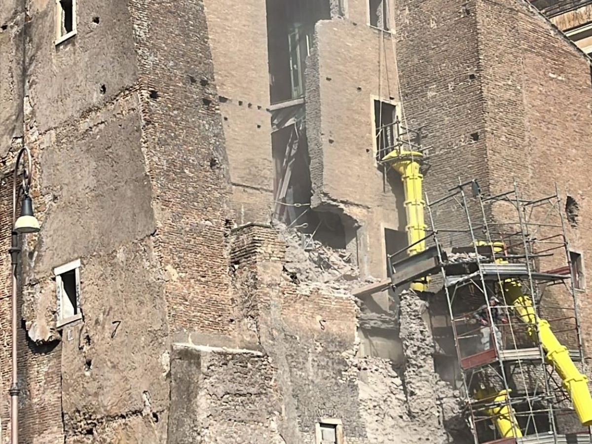 Roma, crolla una parte della Torre dei Conti ai Fori imperiali: persone bloccate sotto le macerie
