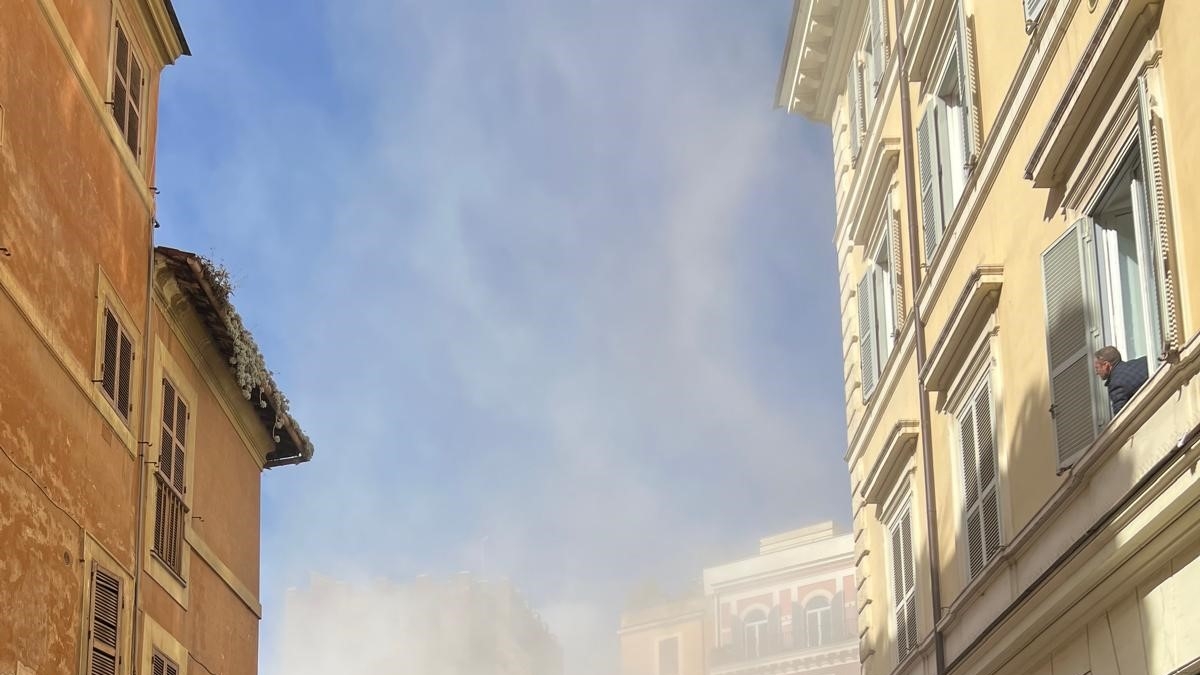 Roma, morto nella notte l'operaio 66enne rimasto sotto le macerie della Torre dei Conti. Il crollo durante i restauri