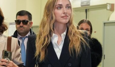 Chiara Ferragni in aula per il «Pandoro gate»: blazer scuro, camicia bianca, tacchi a spillo. «Fase difficile della mia vita, ma andiamo avanti»