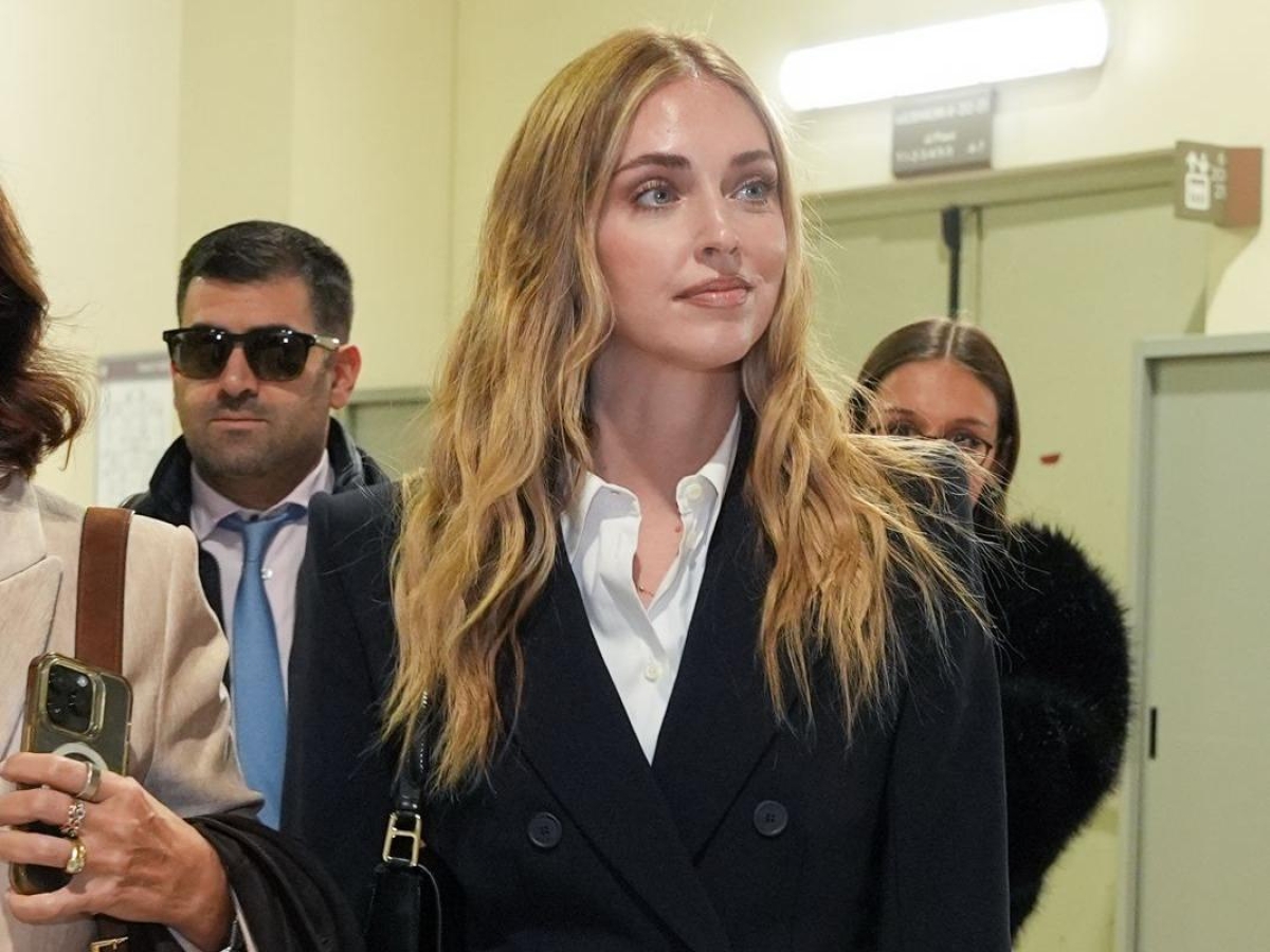 Chiara Ferragni in aula per il «Pandoro gate»: blazer scuro, camicia bianca, tacchi a spillo. «Fase difficile della mia vita, ma andiamo avanti»