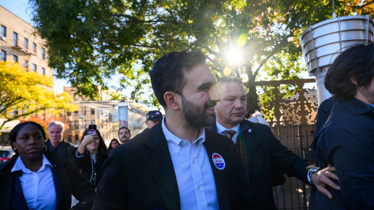 Elezioni a New York, Mamdani favorito. Trump lo attacca e lancia un appello agli ebrei: «Votategli contro»