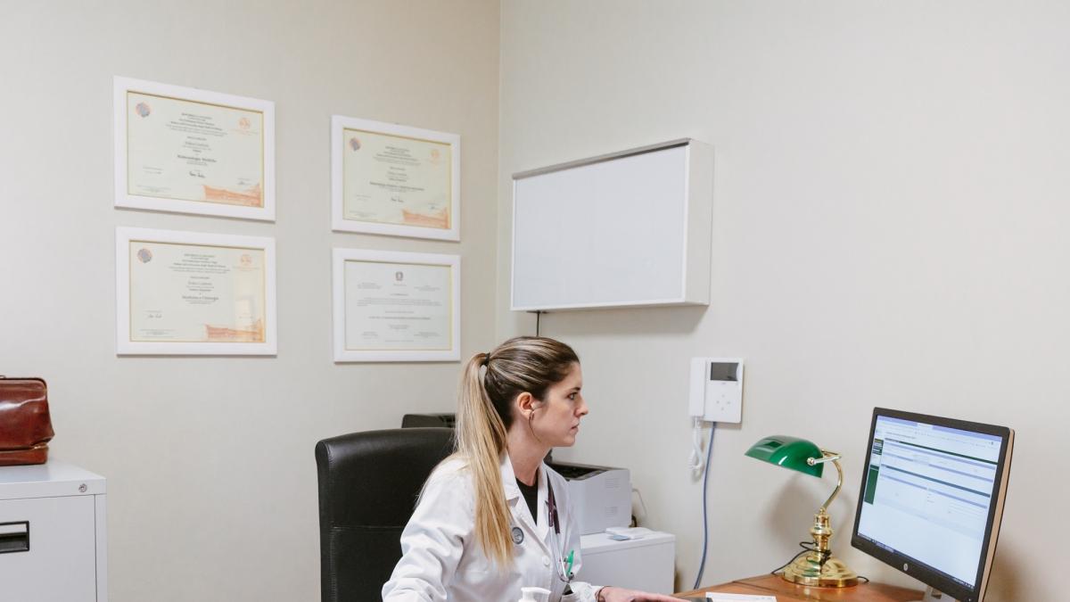 Erika Conforti, medico di famiglia di Milano che sciopera: «Assisto 2 mila pazienti, uso 14 portali web. Dove trovo il tempo per lavorare in casa di comunità?»