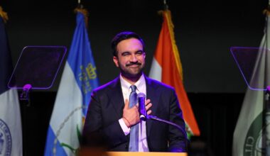 Chi è Zohran Mamdani, il nuovo sindaco di New York: nato in Uganda, 34 anni, islamico e socialista (e non potrà mai diventare presidente)