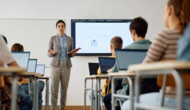 Scuola, firmato il nuovo contratto: aumenti fino a 185 euro al mese per i prof e 240 per i ricercatori, arretrati di 1.900 euro