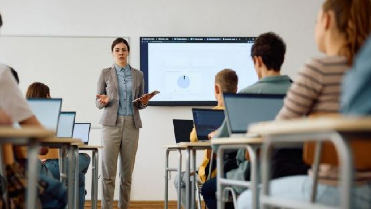 Scuola, firmato il nuovo contratto: aumenti fino a 185 euro al mese per i prof e 240 per i ricercatori, arretrati di 1.900 euro