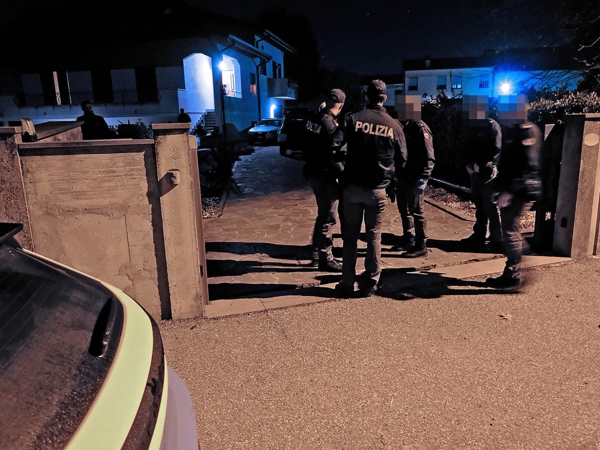 Rovigo, spara al ladro nella villa ma non è indagato grazie alle nuove norme. Meloni: «Difesa sempre legittima»