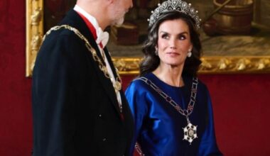 La regina Letizia di Spagna brilla in un abito blu cobalto a Madrid: l'eleganza anche nella tiara dalla storia speciale