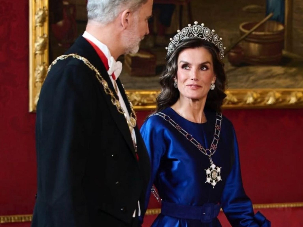 La regina Letizia di Spagna brilla in un abito blu cobalto a Madrid: l'eleganza anche nella tiara dalla storia speciale