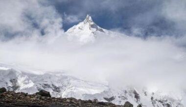 Nepal, dispersi altri 5 alpinisti italiani. La Farnesina: «I loro cellulari non squillano»