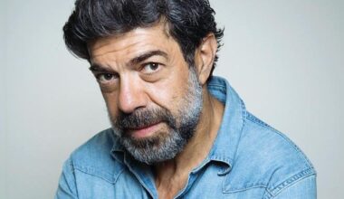 Favino: «Ho avuto storie parallele, sono stato un bugiardo cronico. Al cinema ora interpreto un maestro di tennis. Sinner? Mi fido»