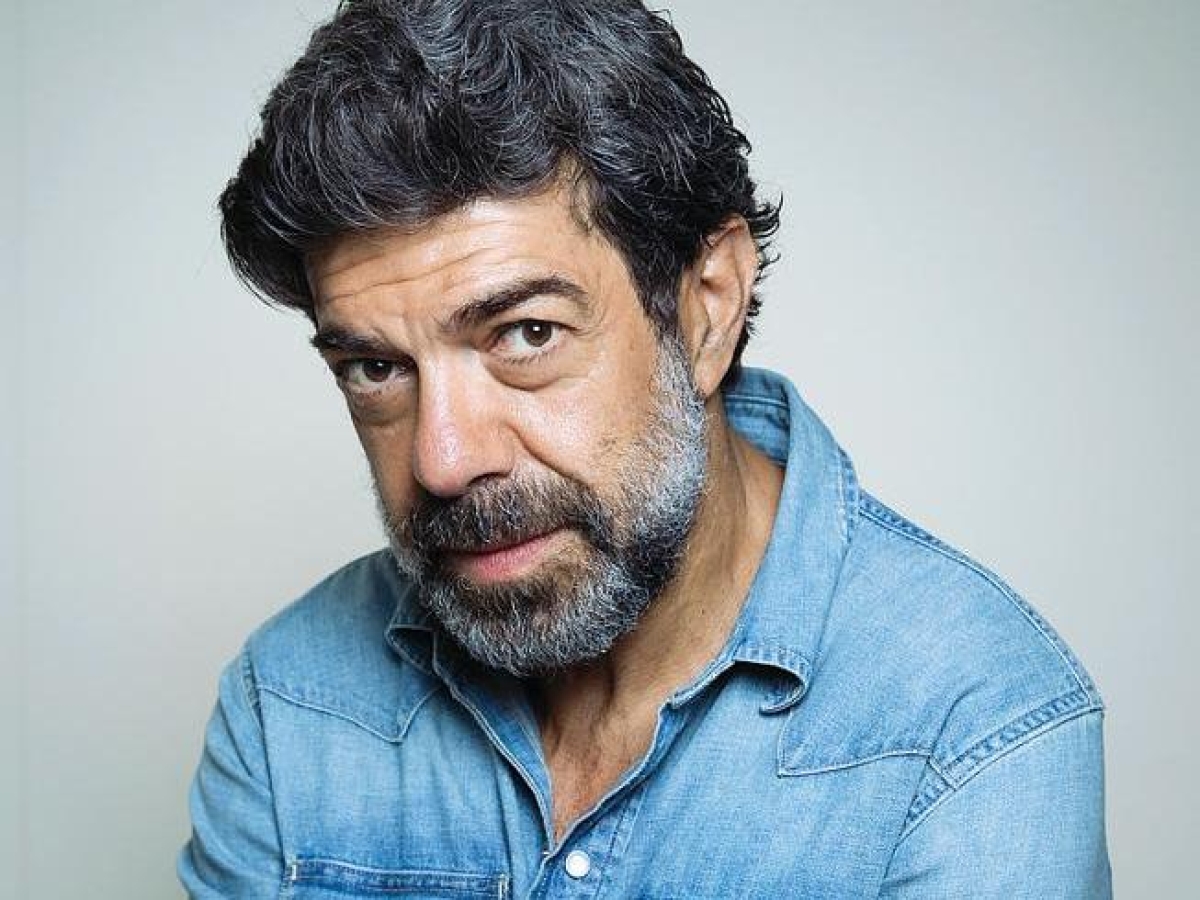 Favino: «Ho avuto storie parallele, sono stato un bugiardo cronico. Al cinema ora interpreto un maestro di tennis. Sinner? Mi fido»