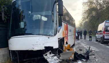 Incidente ad Arignano, scontro tra un'auto e un pullman con 50 studenti a bordo: morto il conducente della vettura, contusi 20 ragazzi
